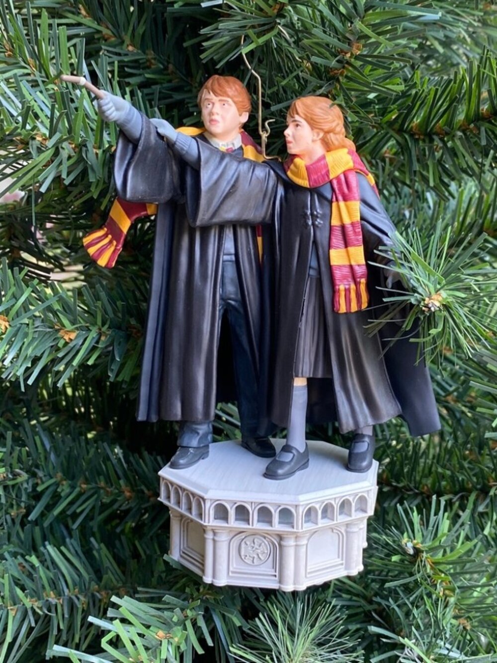 NWT Hallmark Harry Potter Ron Weasley & Hermione Granger storyteller ornament